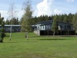v lese utopená osada 10ti rodin v moderních řadovkách