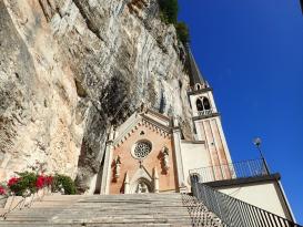 Spiazzi - kostelík Santurio Madonna di Corona