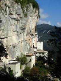 Spiazzi - kostelík Santurio Madonna di Corona