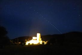 Nad chrámem z dob Karla Velikého Elonův vláček.