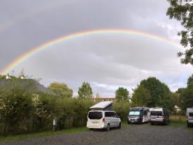 Duha nad stellplatzem u Le Mont-Saint-Michel