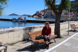 Marciana Marina. Přístav, doplňujeme zásoby v sámošce